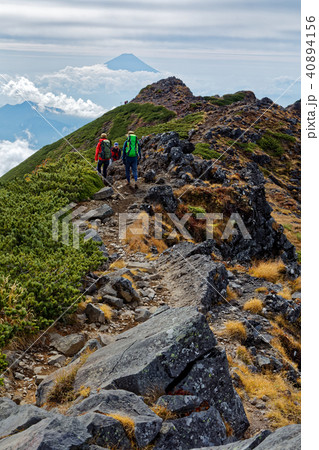 八ヶ岳連峰・横岳稜線の登山者と富士山遠望 八ヶ岳連峰・横岳稜線の登山者と富士山遠望 40894156