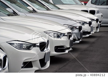 販売店に並ぶクルマ　輸入車　BMW 40894212