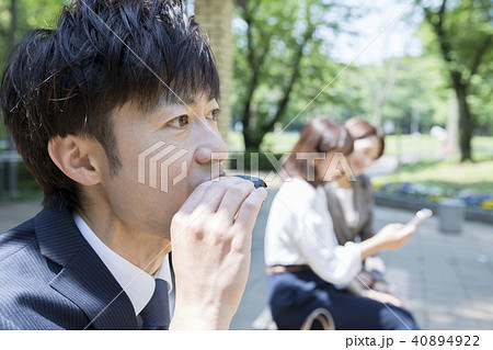 ビジネスパーソン　営業マン　昼休みイメージ 40894922