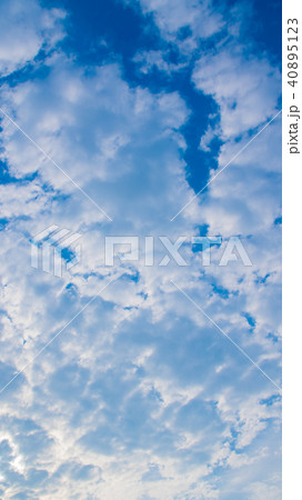 5月の空と雲（縦） 40895123