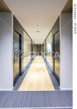 シェアオフィス　ガラス張り会議室前の廊下 40895256