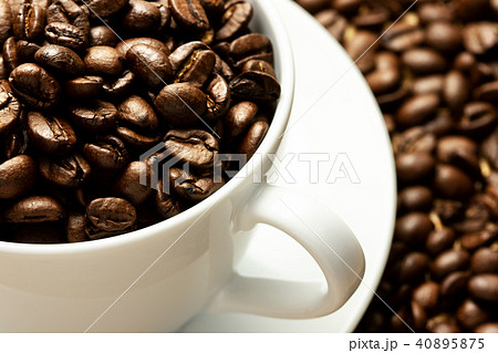 コーヒーカップとコーヒー豆 40895875