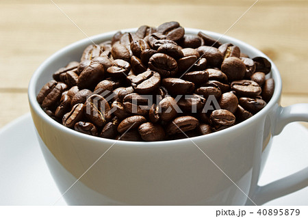 コーヒーカップとコーヒー豆 コーヒーカップとコーヒー豆 40895879