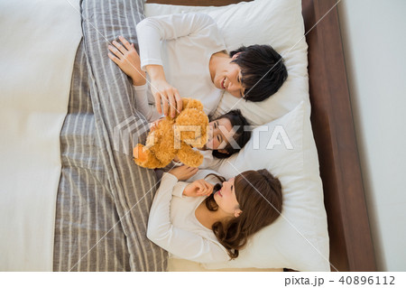 若い家族、寝かしつけ、寝室、家庭 若い家族、寝かしつけ、寝室、家庭 40896112