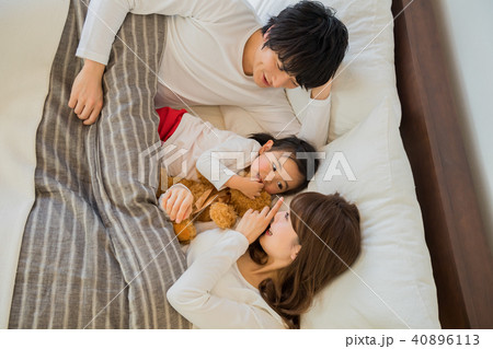 若い家族、寝かしつけ、寝室、家庭 若い家族、寝かしつけ、寝室、家庭 40896113