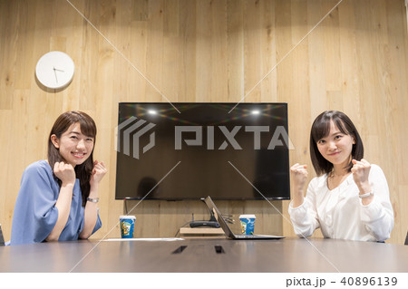 会議室でガッツポーズする私服女性２人 40896139