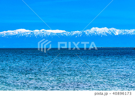 《富山県》雨晴海岸より望む立山連峰 40896173