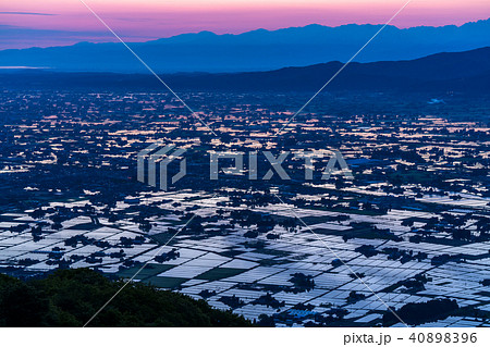 《富山県》水鏡の水田・砺波平野の夜明け《医王山より》 40898396