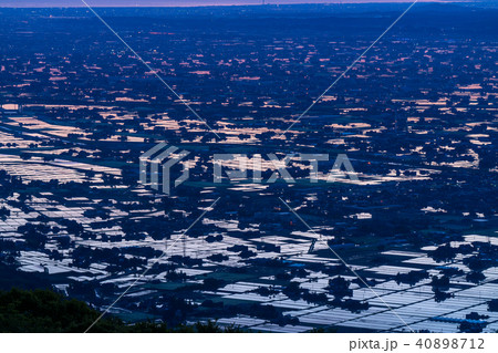 《富山県》水鏡の水田・砺波平野の夜明け《医王山より》 40898712