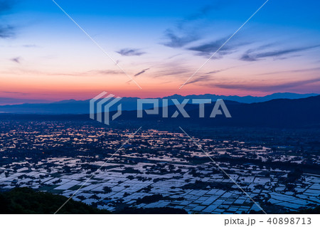 《富山県》水鏡の水田・砺波平野の夜明け《医王山より》 40898713