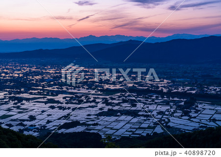 《富山県》水鏡の水田・砺波平野の夜明け《医王山より》 《富山県》水鏡の水田・砺波平野の夜明け《医王山より》 40898720
