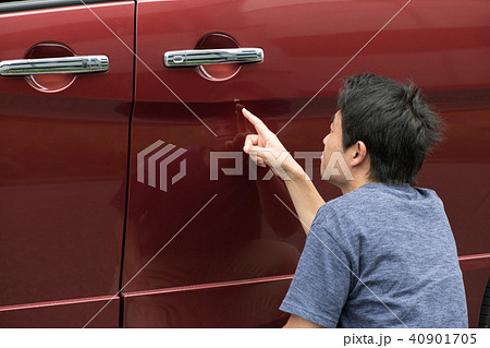 ドアパンチによるクルマの凹み 40901705