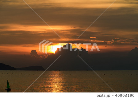 Beautiful sky and sunlight on morning Beautiful sky and sunlight on morning 40903190