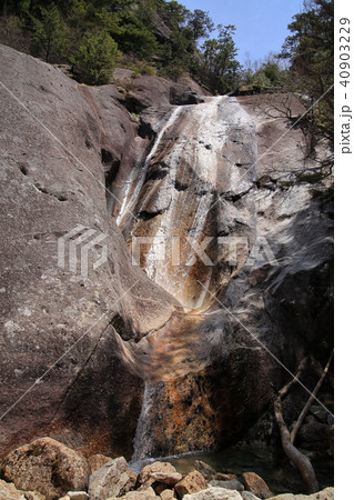 瑞牆山の登山道にある不動滝 40903229