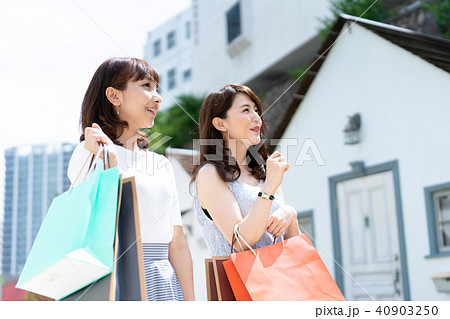 ショッピング　若い　女性　旅行 40903250