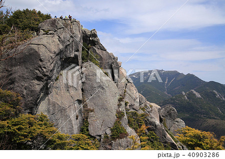 瑞牆山山頂の西(2200m)の位置から山頂を見る 40903286