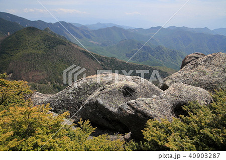 瑞牆山山頂の西(2200m)から南方面を見る 瑞牆山山頂の西(2200m)から南方面を見る 40903287