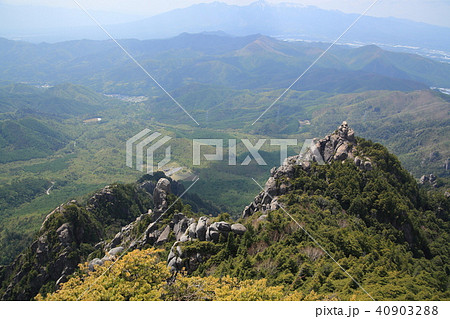 瑞牆山山頂の西(2200m)から北西の横尾山、飯盛山、八ヶ岳方面を見る 40903288