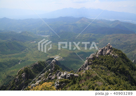 瑞牆山山頂の西(2200m)から北西の横尾山、飯盛山、八ヶ岳方面を見る 瑞牆山山頂の西(2200m)から北西の横尾山、飯盛山、八ヶ岳方面を見る 40903289