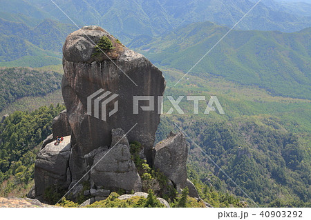 瑞牆山山頂の西(2200m)から南側の大ヤスリ岩、クライマーを見る 40903292