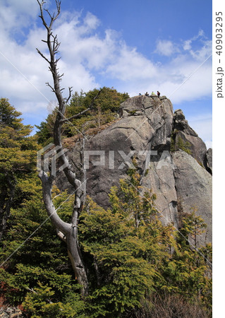 瑞牆山山頂の西(2200m)から山頂を見る 40903295