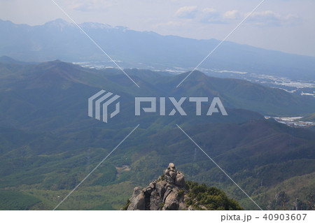 瑞牆山山頂の西(2200m)の辺りから北西側の横尾山、女山、八ヶ岳方面を見る 40903607