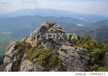 瑞牆山山頂(2230m)から北西の棚岩、横尾山、八ヶ岳方面を見る 40903611