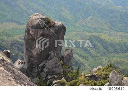 瑞牆山山頂 2230m から南側の大ヤスリ岩 クライマーを見るの写真素材