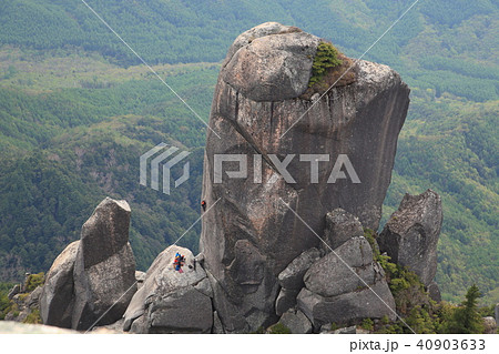 瑞牆山山頂(2230m)から南側の大ヤスリ岩、クライマーを見る 瑞牆山山頂(2230m)から南側の大ヤスリ岩、クライマーを見る 40903633