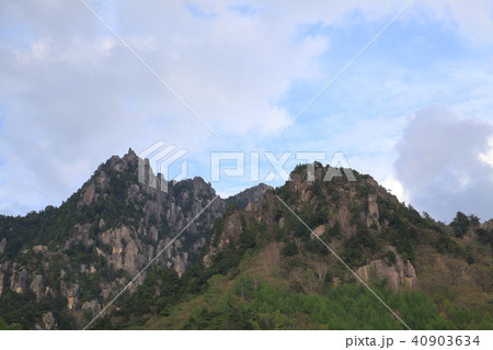 瑞牆山西側登山道から山頂を見る 瑞牆山西側登山道から山頂を見る 40903634