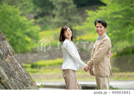ミドルカップル 旅行 イメージの写真素材