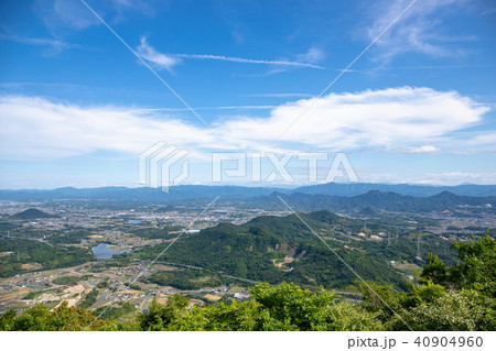 讃岐平野の風景(綾川町方面、ため池、高松自動車道) 讃岐平野の風景(綾川町方面、ため池、高松自動車道) 40904960