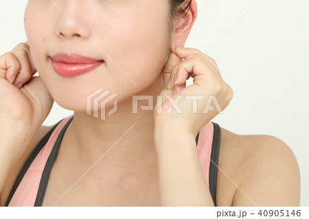 ツボ（眼精疲労）耳たぶ 40905146