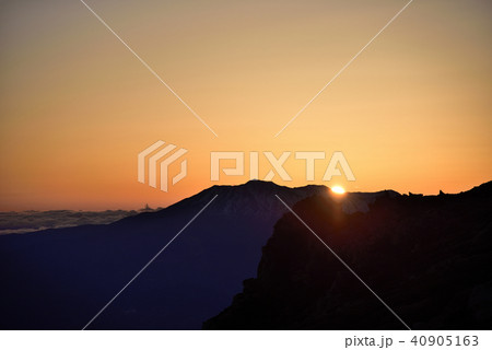 御嶽山のシルエットに沈む夕日を木曽駒から見る 御嶽山のシルエットに沈む夕日を木曽駒から見る 40905163