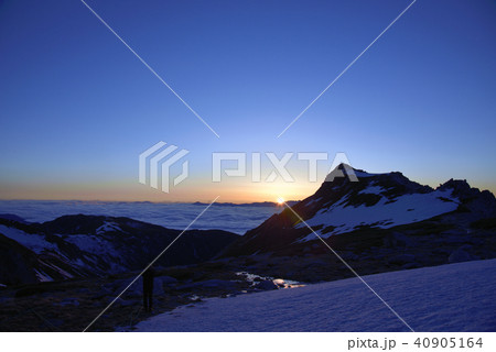 宝剣山荘から見た日の出：八ヶ岳から登る太陽 40905164