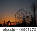 夕陽に染まる遊園地 40905178