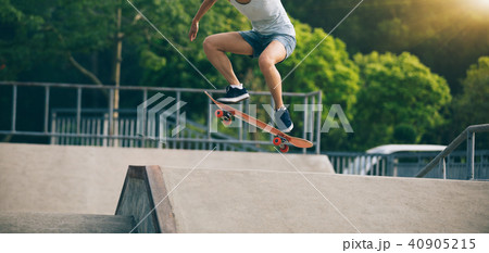 skateboarder skateboarding on skatepark ramp skateboarder skateboarding on skatepark ramp 40905215