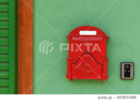 赤いポストとインターフォン 40905986