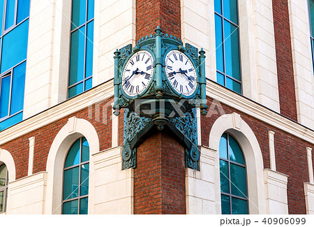 Vintage street clock hanging on a corner Vintage street clock hanging on a corner 40906099