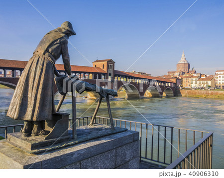 Laundress statue and Covered Bridge, Pavia, Italy Laundress statue and Covered Bridge, Pavia, Italy 40906310
