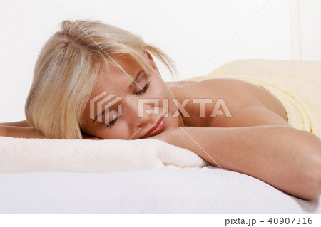 Young woman relaxing on the bed 40907316