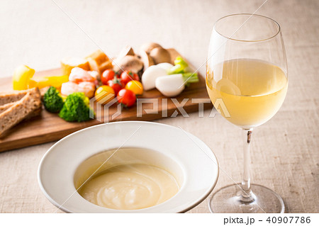 チーズフォンデュとワイン 40907786
