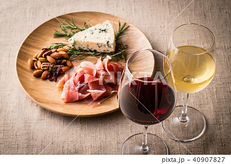 ワインとおつまみの写真素材