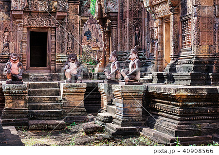 monkey gardians carvings at Banteay Srei monkey gardians carvings at Banteay Srei 40908566