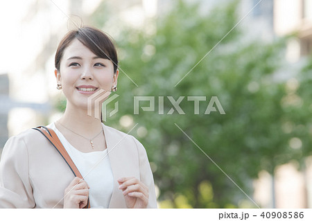街角のビジネスウーマン 若い日本人女性の写真素材