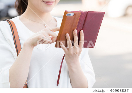スマホを操作するビジネスウーマンの手元 40908887