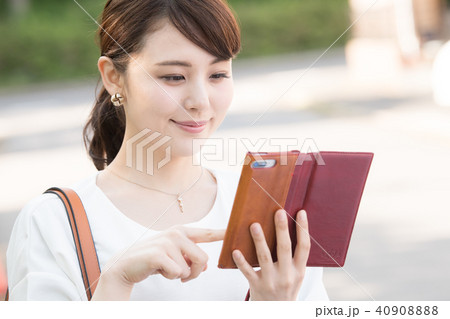 スマホを見るビジネスウーマン 若い日本人女性 40908888