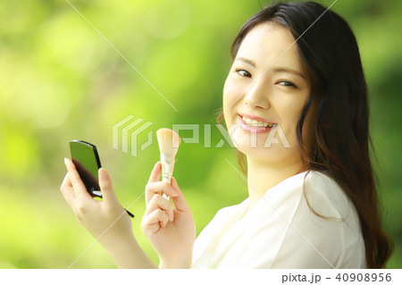 化粧する女性 40908956
