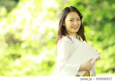 本を持つ女性 40908957