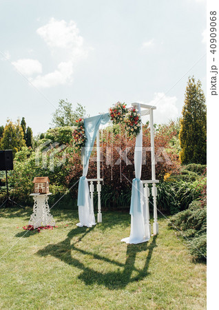 wedding arch and chairs on the grass in the park. wedding arch and chairs on the grass in the park. 40909068